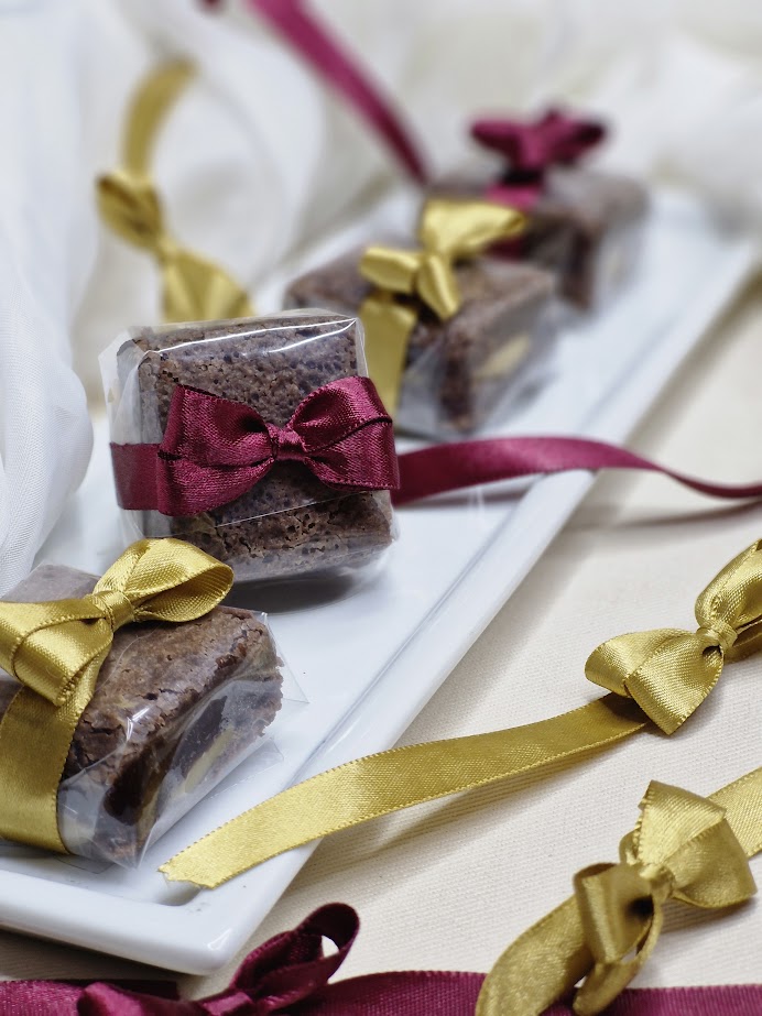 Nossos Famosos Brownies. Textura perfeita, sabor intenso. A estrela da sua mesa.